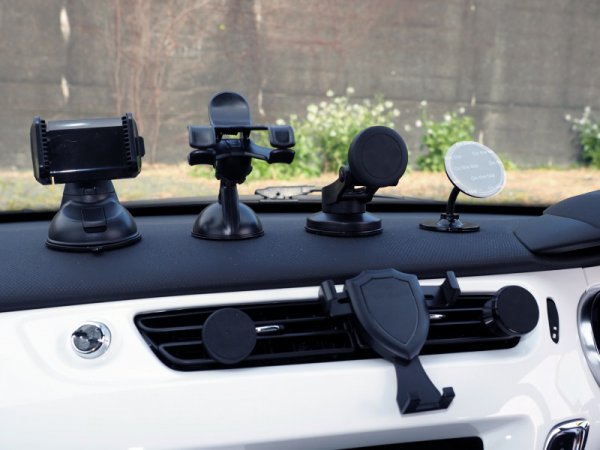 100円ショップの車グッズは役に立つか スマホホルダー自腹一斉テスト 21春版 ベストカーweb 自動車情報サイト 新車 中古車 Carview