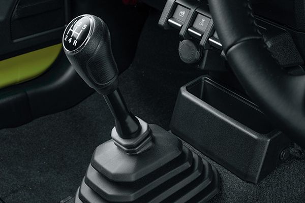 スズキ ジムニー ジムニー シエラの5速mt車に停車時アイドリングストップシステムを追加して燃費性能を向上 カー アンド ドライバー 自動車情報サイト 新車 中古車 Carview