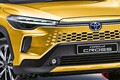 トヨタ新型「カローラ“クロス”」まもなく登場!? 顔面刷新で“レクサス顔”に顔面刷新!? 完全“独自仕様”もあるか？ 4年ぶり大刷新の「“大人気”コンパクトSUV」どうなるのか