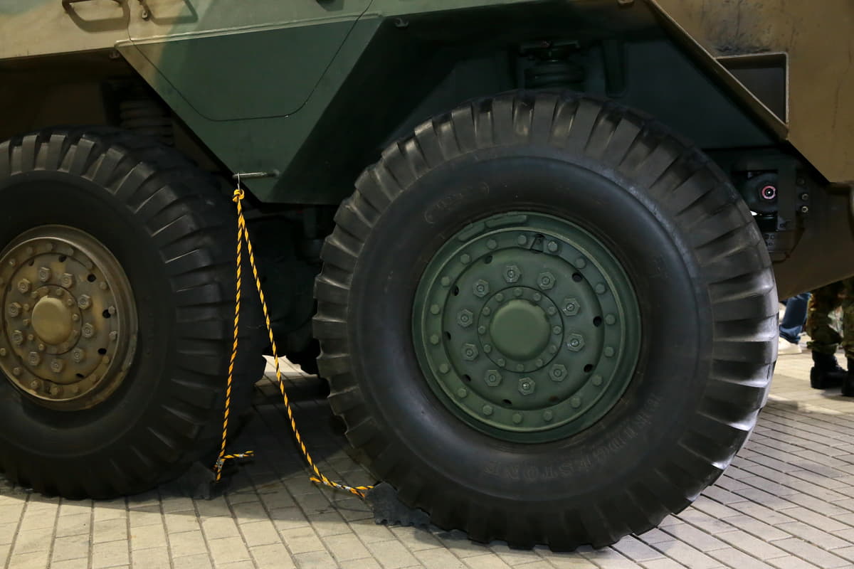 大阪オートメッセに 自衛隊車両 出現 機関砲 を装備した特装車の正体とは Auto Messe Web 自動車情報サイト 新車 中古車 Carview