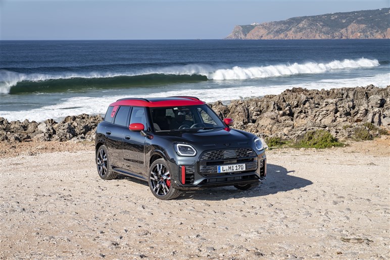 MINIのコンパクトSUVに追加される激辛モデル「JCW」とは何モノ？【写真でチェック】