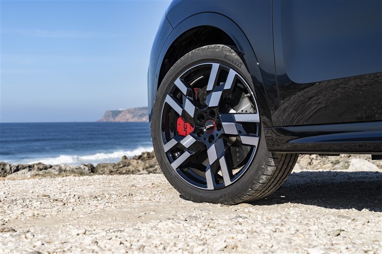 MINIのコンパクトSUVに追加される激辛モデル「JCW」とは何モノ？【写真でチェック】