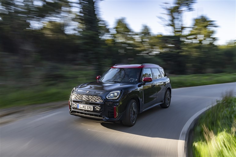 MINIのコンパクトSUVに追加される激辛モデル「JCW」とは何モノ？【写真でチェック】