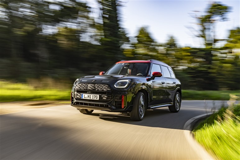 MINIのコンパクトSUVに追加される激辛モデル「JCW」とは何モノ？【写真でチェック】