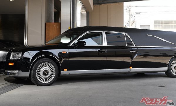 全長なんと7m 世界初の新型センチュリー霊柩車を名古屋で発見 ベストカーweb 自動車情報サイト 新車 中古車 Carview