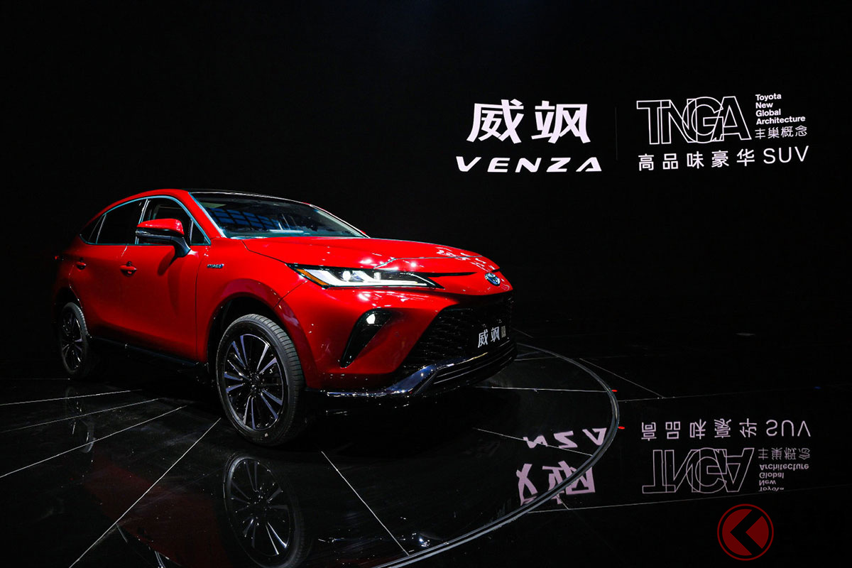 トヨタ 新型高級suv ヴェンザ 世界初公開 斬新顔suvが予約受注開始へ 眼光鋭い鮮烈レッドで登場 くるまのニュース 自動車情報サイト 新車 中古車 Carview