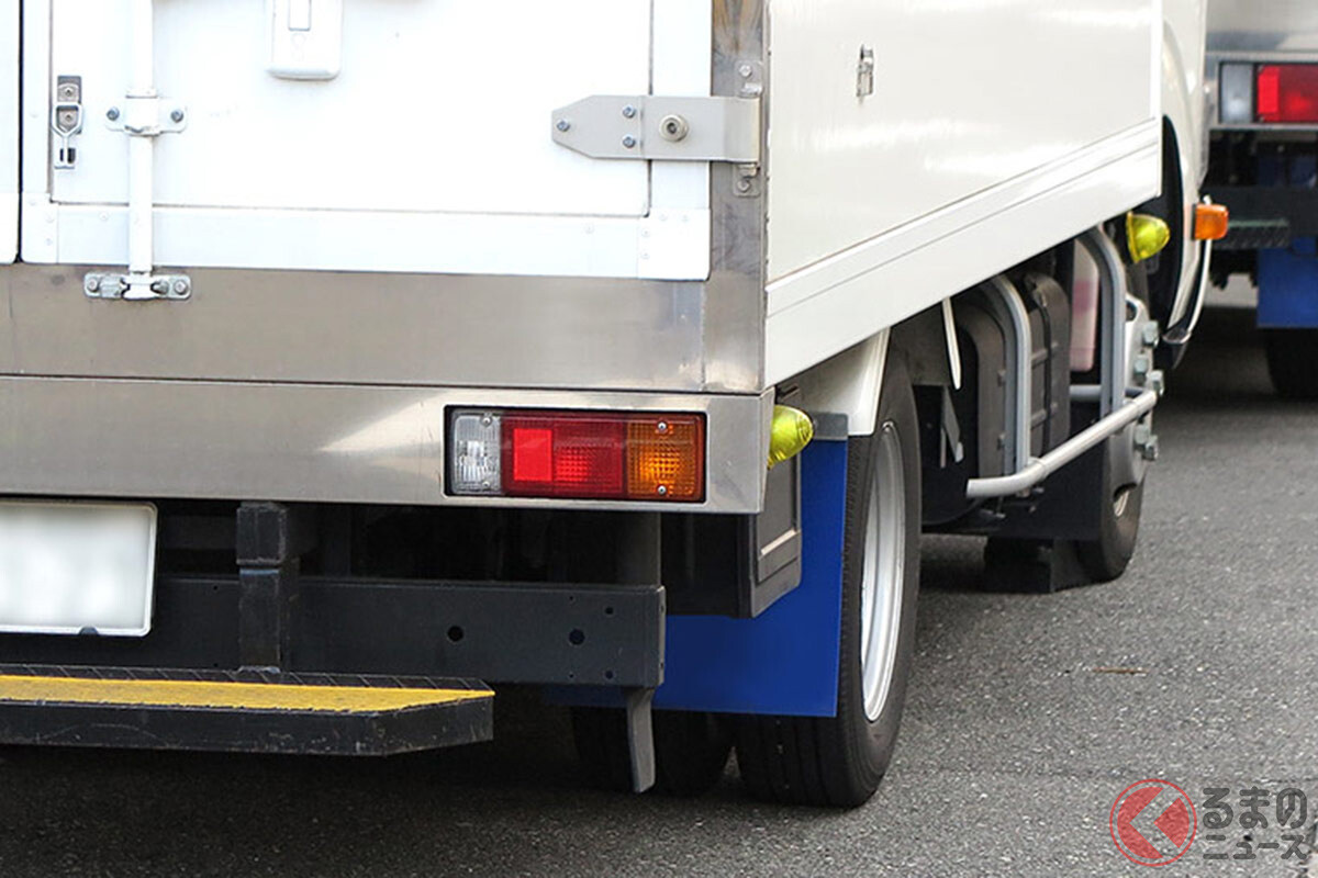 なぜトラックの路上駐車増加？ 高速道「深夜待ち問題」違反でも横行するのか