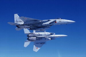 空自「史上初の長距離飛行」の“貴重な光景”が公開！ F-15と最新大型機がドッキング