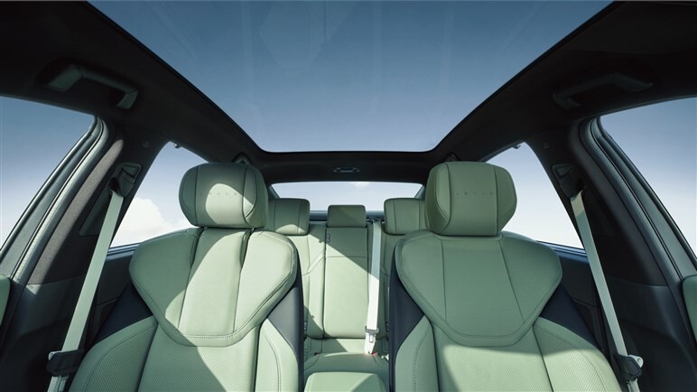 レクサス新型「ES」初公開。ボディ拡大×新デザインで全面刷新、BEVは最長685km…日本導入は26年春