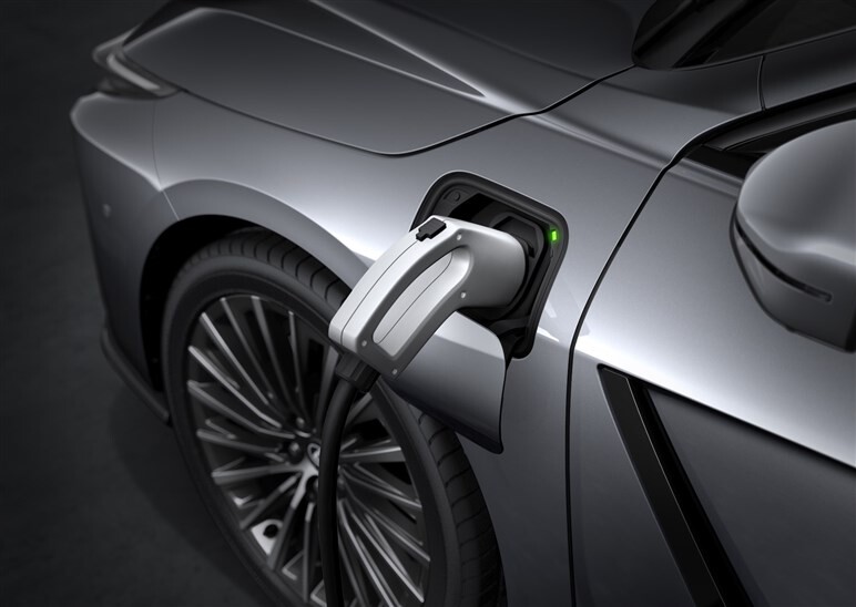 レクサス新型「ES」初公開。ボディ拡大×新デザインで全面刷新、BEVは最長685km…日本導入は26年春