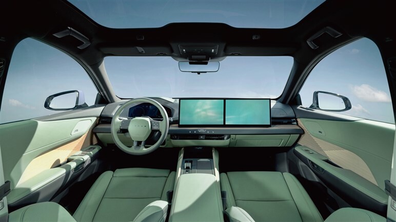 レクサス新型「ES」初公開。ボディ拡大×新デザインで全面刷新、BEVは最長685km…日本導入は26年春