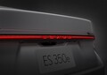 レクサス新型「ES」初公開。ボディ拡大×新デザインで全面刷新、BEVは最長685km…日本導入は26年春