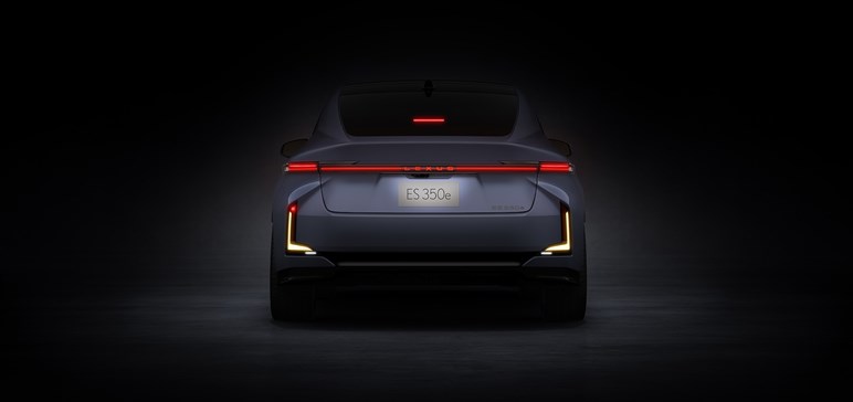 レクサス新型「ES」初公開。ボディ拡大×新デザインで全面刷新、BEVは最長685km…日本導入は26年春