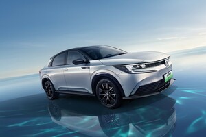 1年前のプロトタイプが市販バージョンとなってついに発売！　ホンダの中国向け新型EV「e:NP2」と「e:NS2」を北京モーターショーで公開