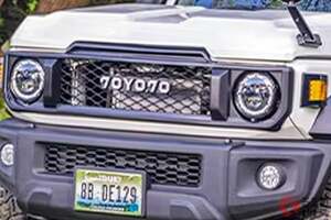 440万円のトヨタ「ランクル“ミニ”」!? まさかのスズキ製な「“コンパクト”SUV」！ 丸目×「旧車デザイン」に“顔面刷新”!? 純国産の「ジムニーランド 70YO.70」とは