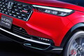 ホンダ「“新”ヴェゼル」登場で“問合せ殺到”!? 超スポーティな「RS」は初の「4WD」も設定！ ローダウン化×専用パーツでカッコイイ「新モデル」が販売店でも話題に