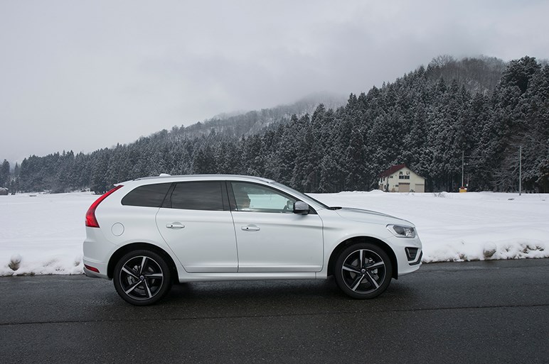 ボルボの最新ダブル過給エンジンのパワーは？　XC60 T6で雪道ドライブ