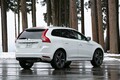 ボルボの最新ダブル過給エンジンのパワーは？　XC60 T6で雪道ドライブ