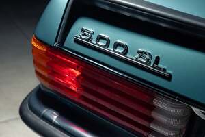 走行距離少なすぎ！ 43年前の極上なメルセデス・ベンツ「500SL」を専門店が入手 「未登録＆室内保管」で新車同然の輝きを放つ驚異の車両とは？