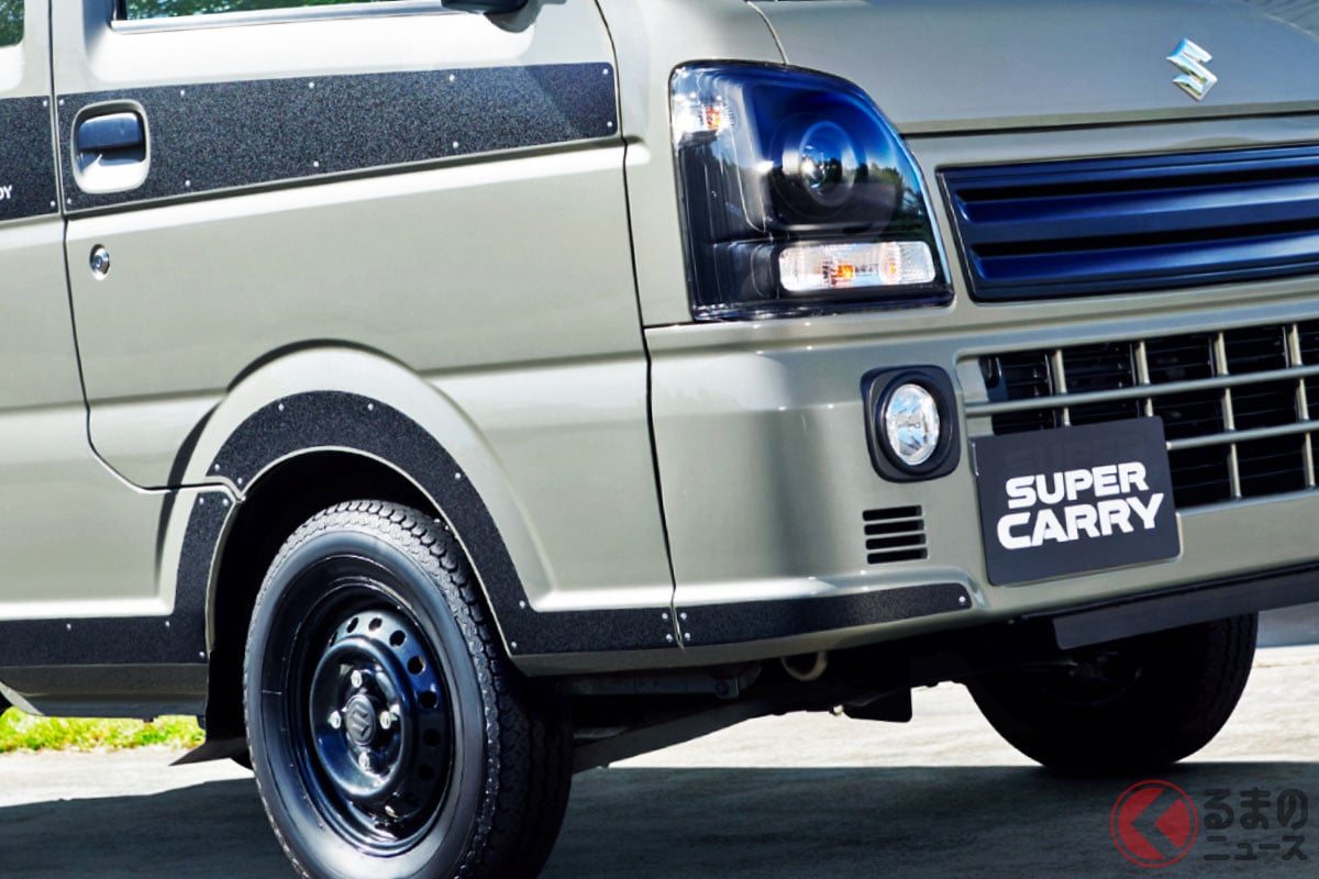 新車151万円！ スズキ「“精悍”軽トラ」に大注目！ 5速MT×高性能「デフロック付き4WD」に“黒すぎ顔”採用！ “機能美”あふれる「スーパーキャリイ X LIMITED」特別仕様車が凄い！