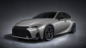 レクサスがFRスポーツセダンの熟成を極めた「IS」の最新モデルを公開
