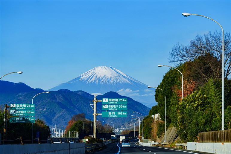 【東名高速の謎】「右ルート」と「左ルート」結局どっちが速い？ そこには知られざる“渋滞対策の努力”が詰まっていた