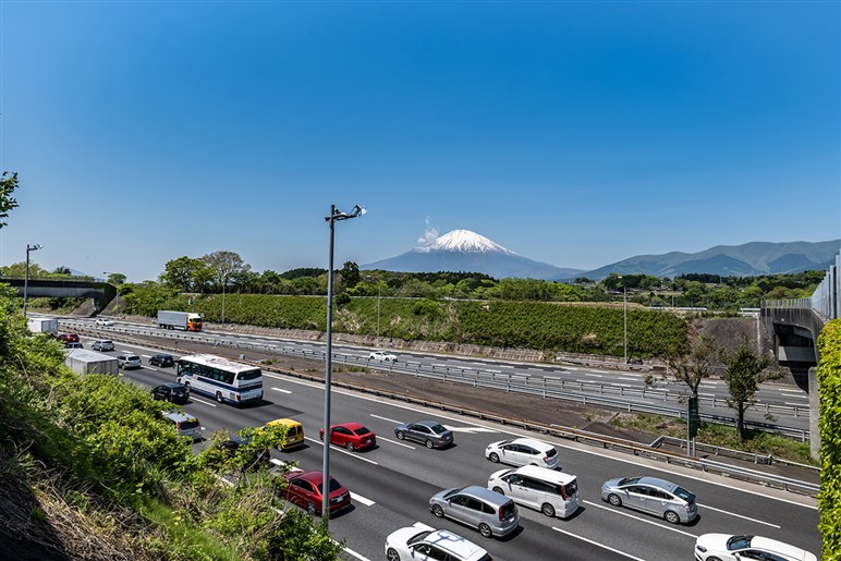 【東名高速の謎】「右ルート」と「左ルート」結局どっちが速い？ そこには知られざる“渋滞対策の努力”が詰まっていた