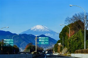 【東名高速の謎】「右ルート」と「左ルート」結局どっちが速い？ そこには知られざる“渋滞対策の努力”が詰まっていた