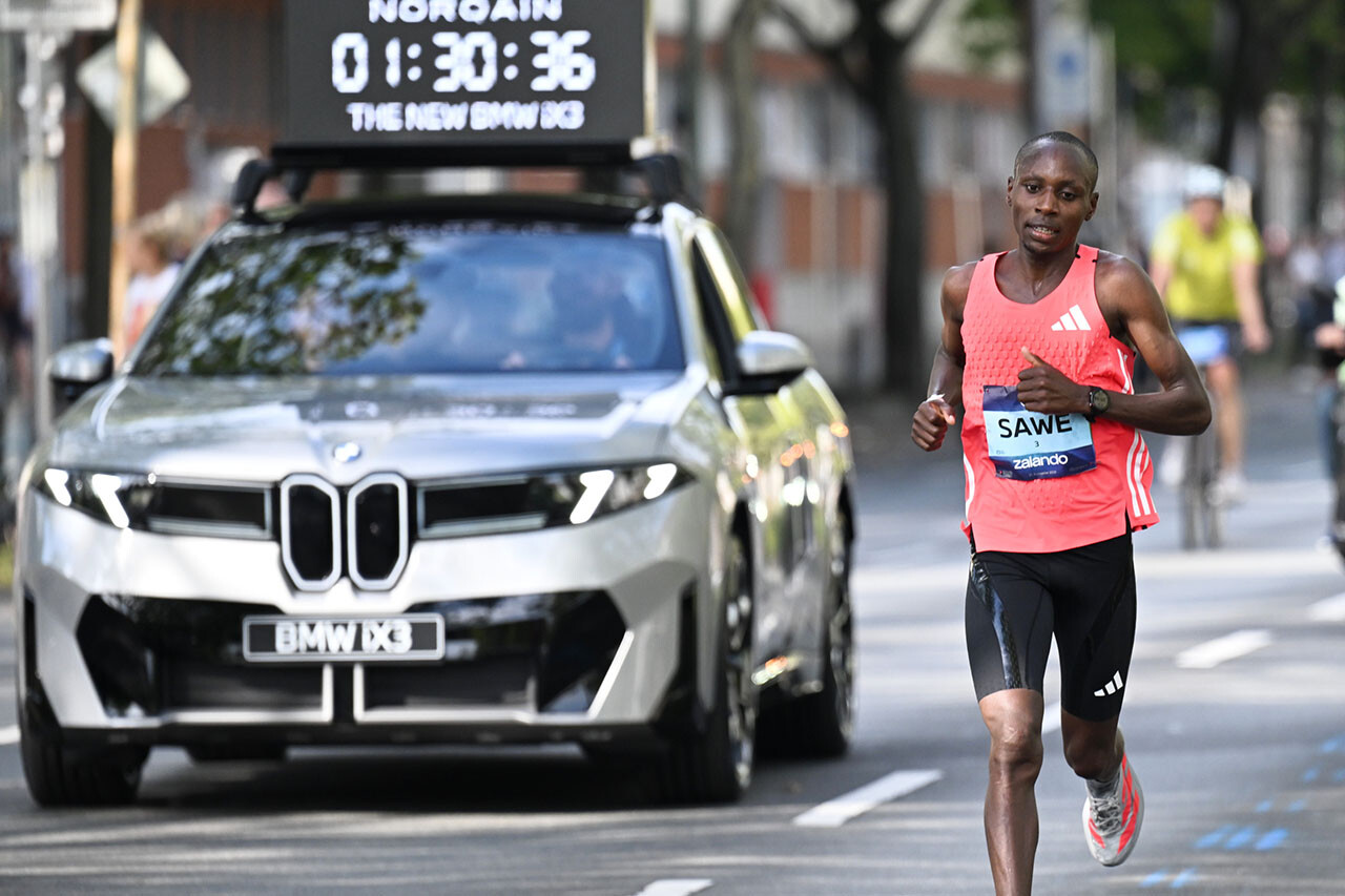 BMW 新型「iX3」、8万人が駆けるベルリン・マラソンで公道デビュー。「ノイエ・クラッセ」が示すEVの持久力