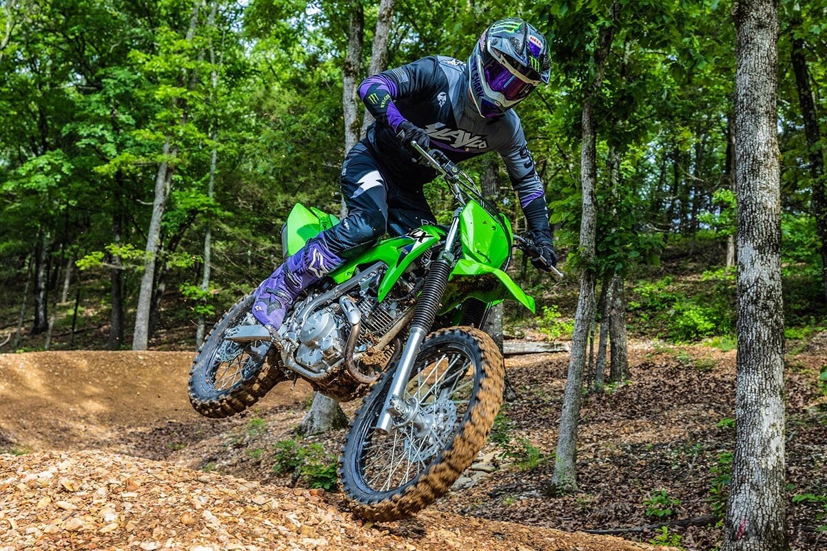 カワサキの競技用オフロードバイク「KLX230R」がフルモデルチェンジ！ エンジンの扱いやすさと足つき性が向上した新型の魅力とは