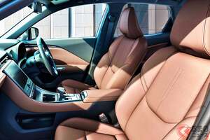 全長4.2m！ レクサス「小さな高級車」“お手頃仕様”に大注目！ 「40万円も安い」のに「豪華ブラウン内装」×「リッター28km」走って十分です！ 「LBX エレガント」どんなモデル？