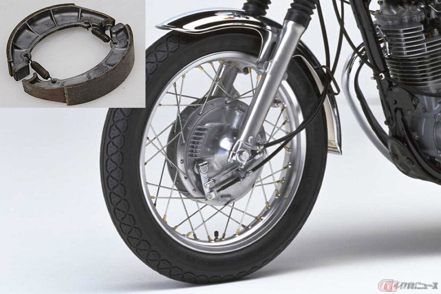 旧車や原付スクーターで採用されているドラムブレーキの重要構成パーツ 内側から押し付けて止める「ブレーキシュー」とは？