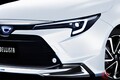 新車227万円！ トヨタ新「“5人乗り”セダン」がスゴい！ メッキ仕上げの“上質エアロ”もイイ！ “大径ホイール”が超カッコいい「新カローラ」“モデリスタ仕様”とは？