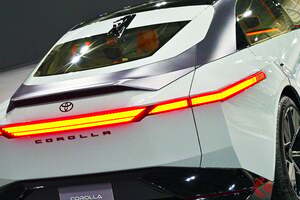 トヨタ「新型カローラ」まもなく全面刷新!? 新たな「“4ドア”セダン」はワイド＆ローで超スポーティ！ 挑戦的な「一文字ライト」採用した「次世代コンセプト」の“狙い”をデザイナーに聞いた！