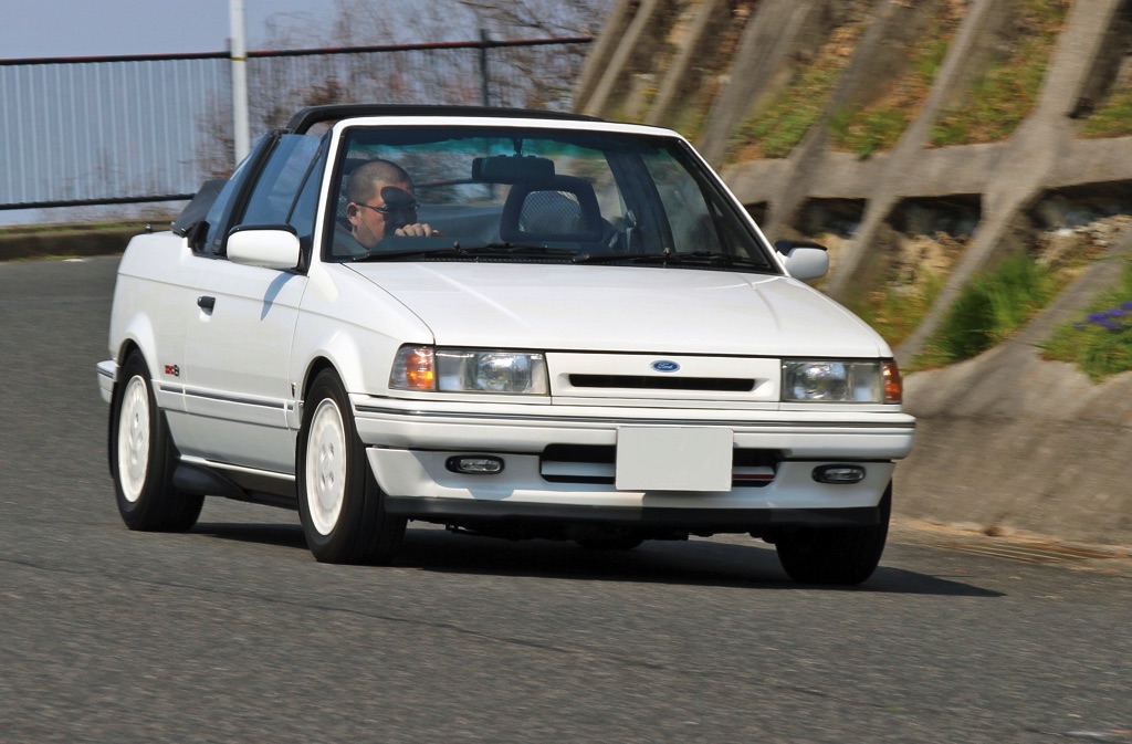 幌を開けても閉めてもサマになる4人乗りオープンカー ファミリアの兄弟車 フォードレーザーコンバーチブル Maniaxcars Web Option 自動車情報サイト 新車 中古車 Carview