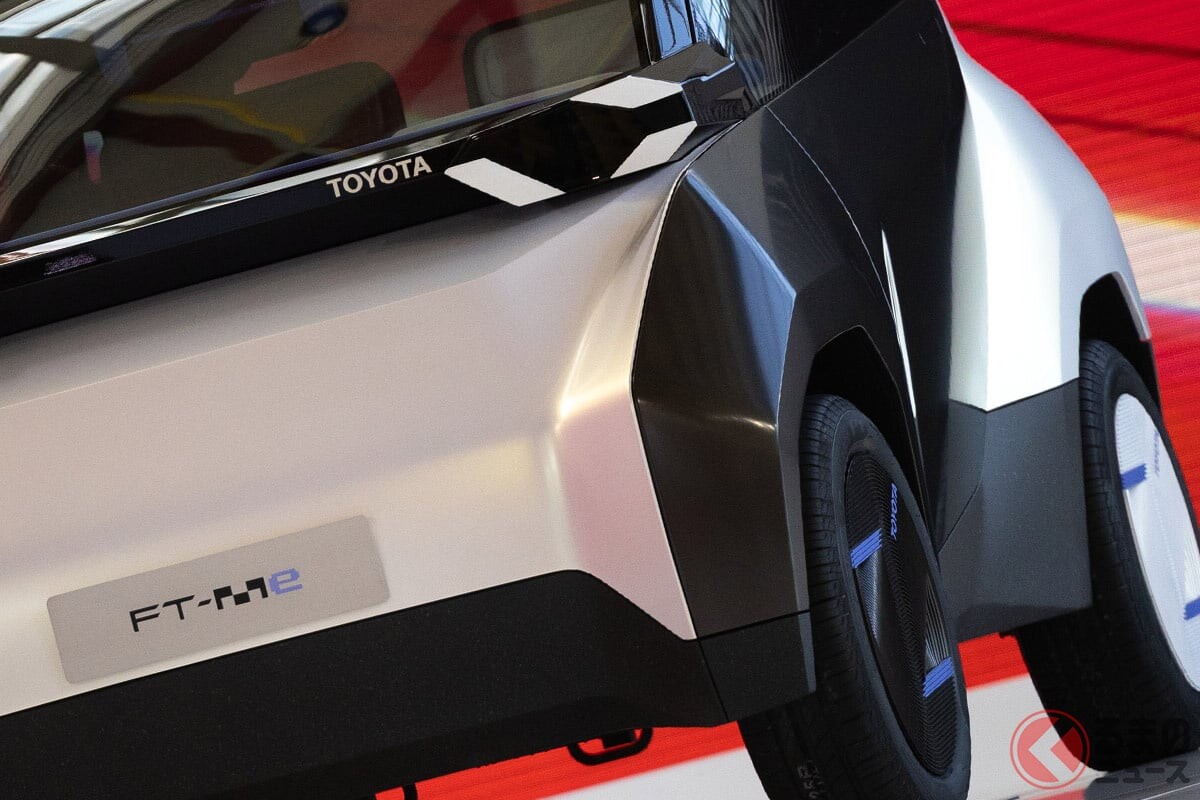 トヨタの「“2人乗れる”ちいさいクルマ」がスゴい！ 軽より短い全長2.5m以下＆ペダル無しで運転できるのが画期的！ 「FT-Me」欧州モデルに注目！