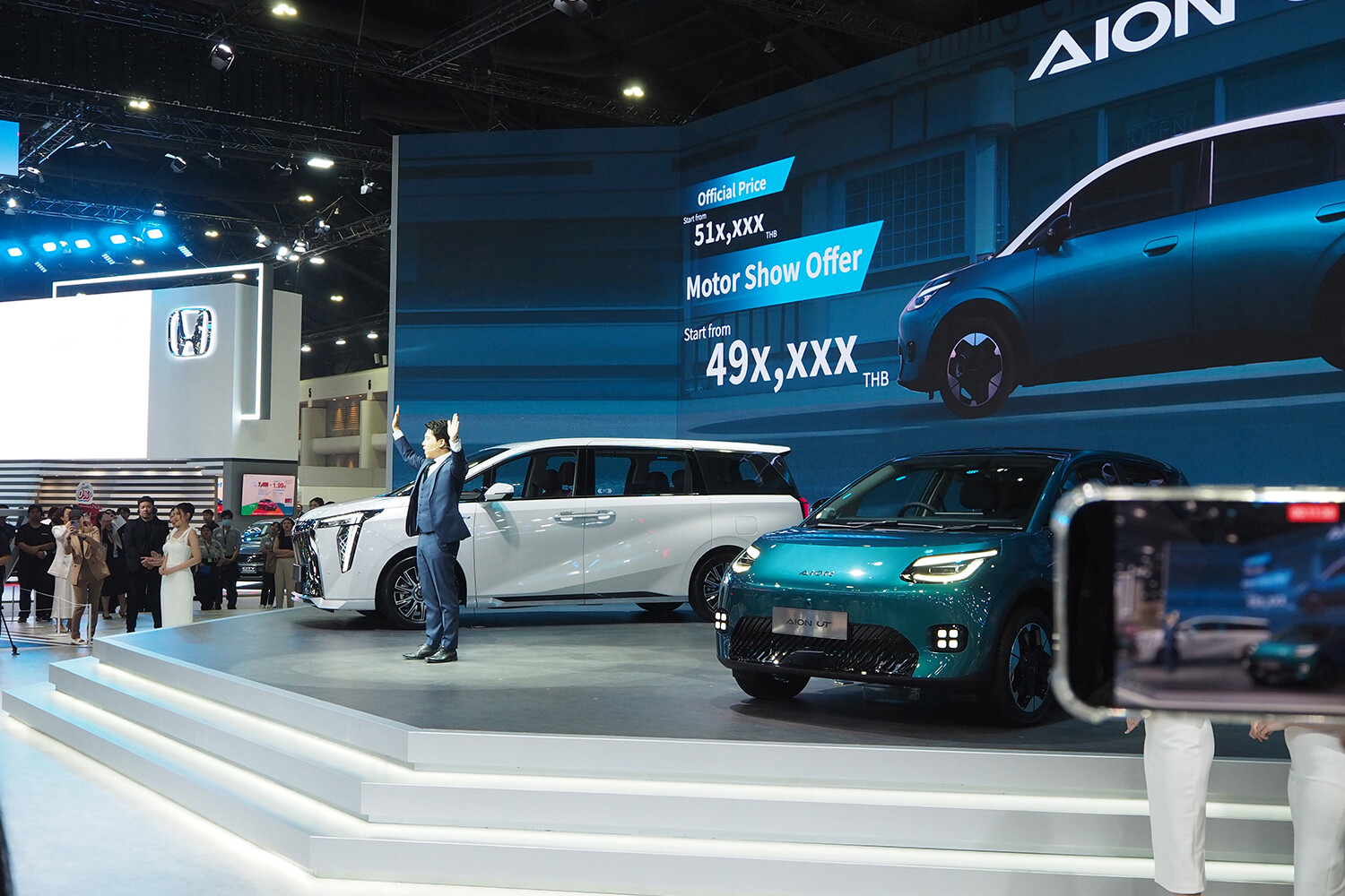プールにどぼん！　クラッシュテスト車を展示！　タイで鈍化するBEVブームに中国メーカーが取った策は「安全性アピール」