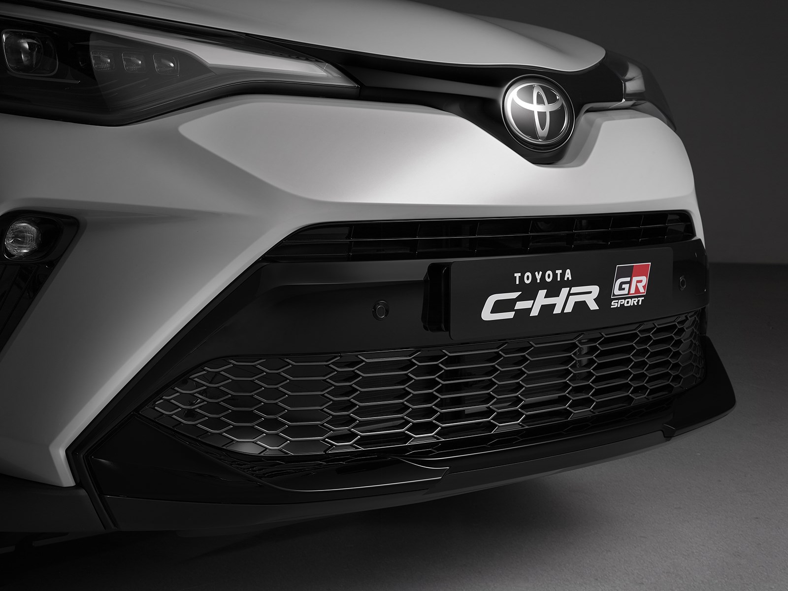 トヨタが欧州でc Hr Gr スポーツを投入 日本仕様と欧州仕様 どっちの顔がイケメン Carview 自動車情報サイト 新車 中古車 Carview