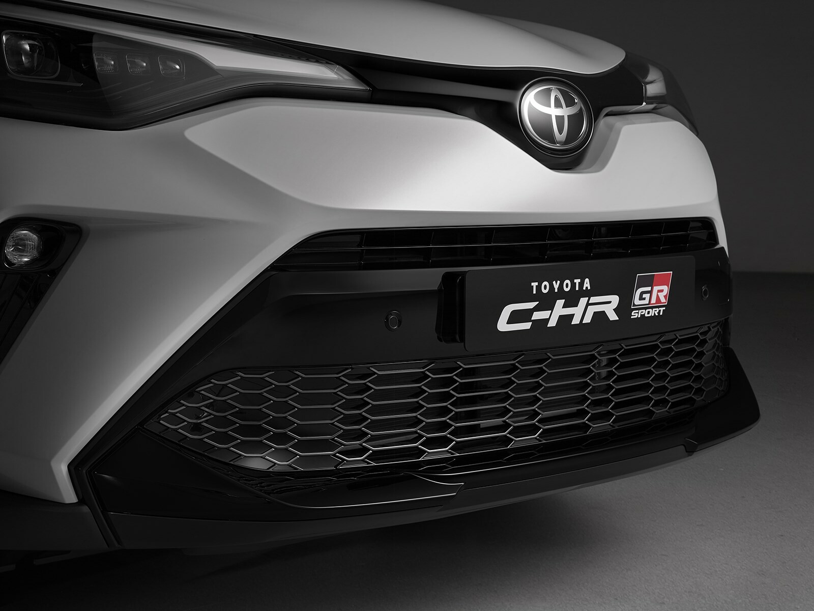 トヨタが欧州でC-HR GR スポーツを投入。日本仕様と欧州仕様、どっちの顔がイケメン？