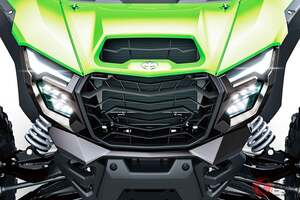 カワサキ新「“5人乗り”スポーツモデル」発表！ 全長4m級ボディ×「ニンジャ」の1Lエンジン搭載！ 斬新ハンドル＆精悍顔がカッコイイ「四輪オフロード車 新TERYX」発売、米国から順次導入