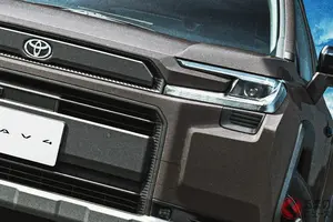 トヨタ新型「RAV4」注文殺到で“争奪戦”に！ 狭き門すぎて「1年以上買えません…」のケースも!? それでも「早めに納車される」“賢者の買い方”とは！