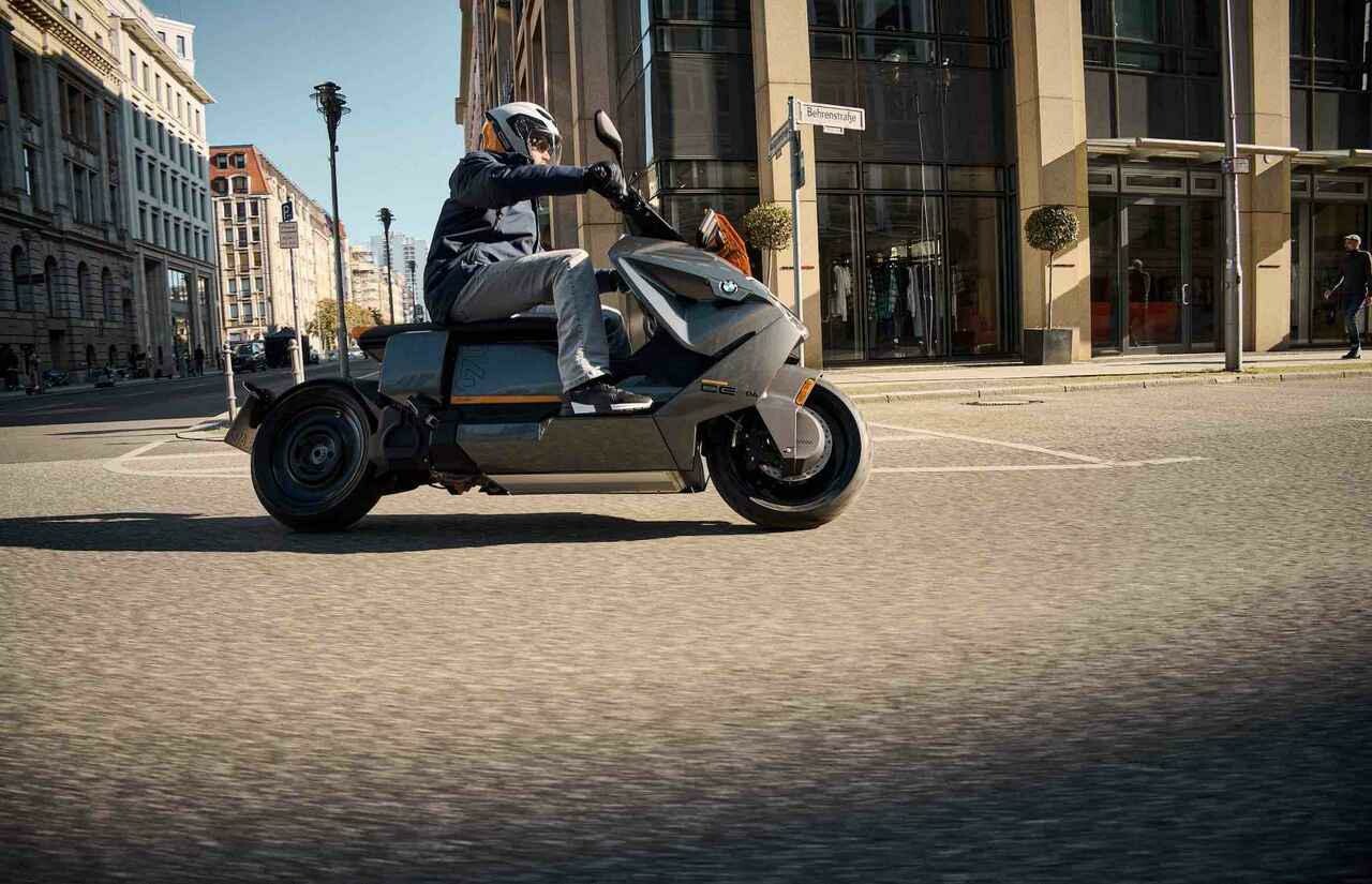 [動画] BMWの最新電動スクーター、CE 04が登場!! 現在メジャーブランドで1番ガチで電動化に取り組んでいるのは、BMWですね!!