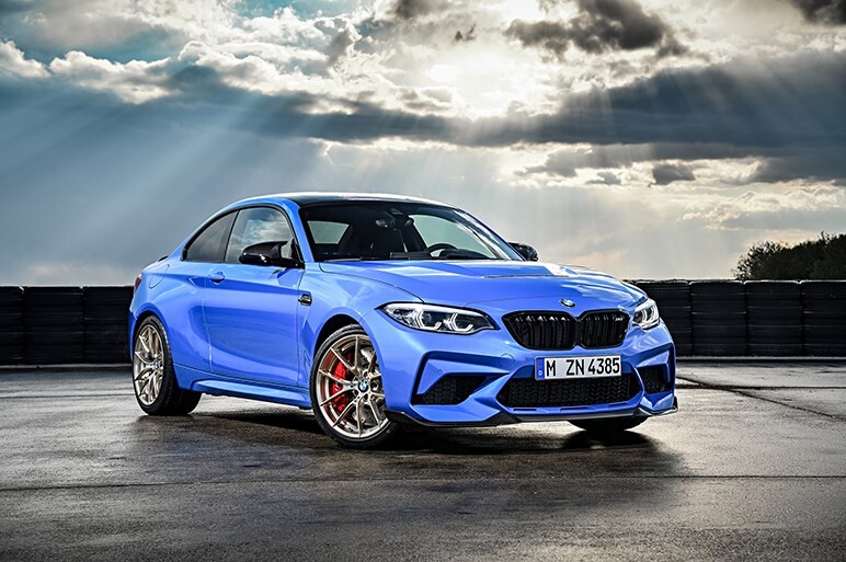 BMW M2に加わる頂点グレードのM2 CSはカーボンも多用しコンペティションの400万円高