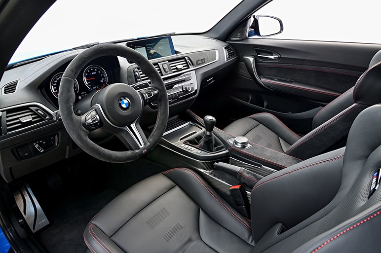 BMW M2に加わる頂点グレードのM2 CSはカーボンも多用しコンペティションの400万円高