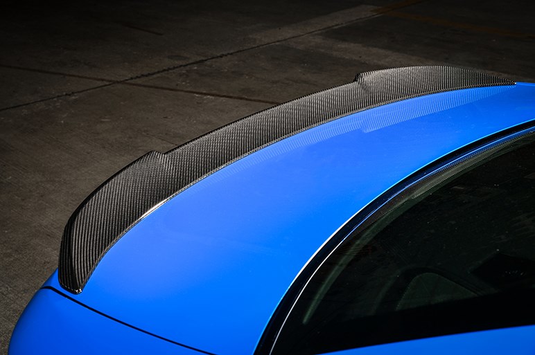 BMW M2に加わる頂点グレードのM2 CSはカーボンも多用しコンペティションの400万円高