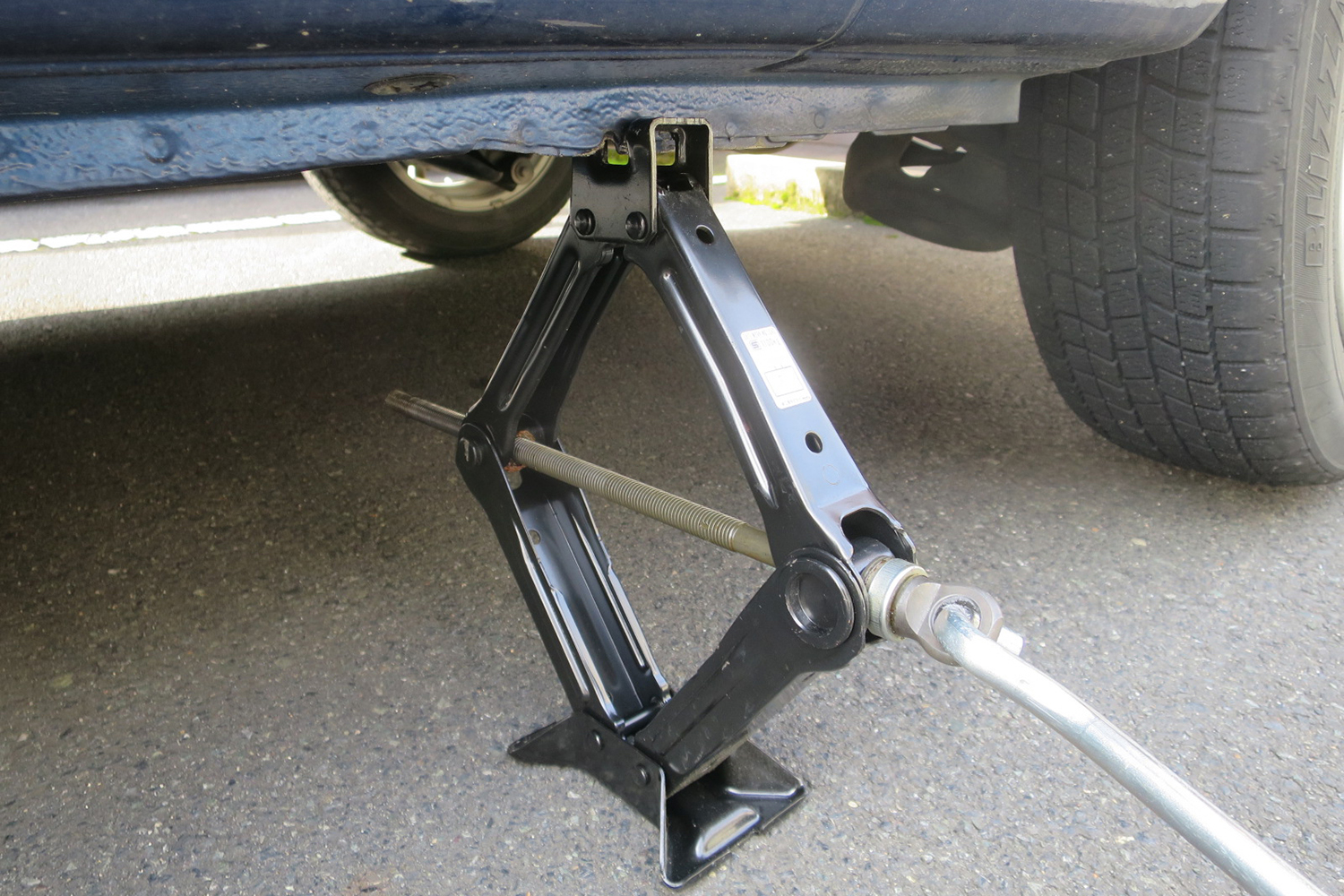 タイヤ交換以外の作業は危険 他車種への使い回しもng 車載工具 パンタジャッキ の使い方と注意点 Web Cartop 自動車 情報サイト 新車 中古車 Carview