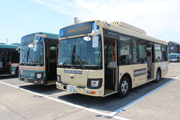 あれ、けっこう速い」路線バスに続行する自動運転バス 埼玉で