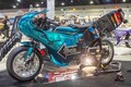 かわいいだけじゃだめですか？ 胴長短足でキュートなホンダの原付「ダックス125」が華麗なる転身!? ロケットカウルにセパハン・バックステップで見事な「カフェレーサー」へ!!