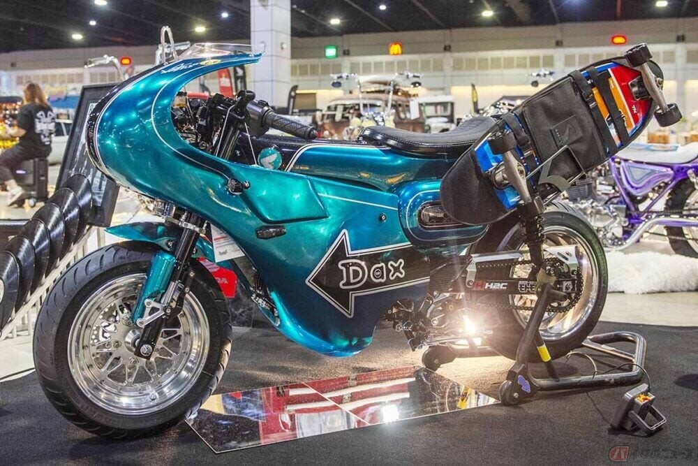 かわいいだけじゃだめですか？ 胴長短足でキュートなホンダの原付「ダックス125」が華麗なる転身!? ロケットカウルにセパハン・バックステップで見事な「カフェレーサー」へ!!