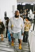 パリ・メンズ・ファッションウィークでいちばんオシャレだったのは…… ファレルのボディガード?!